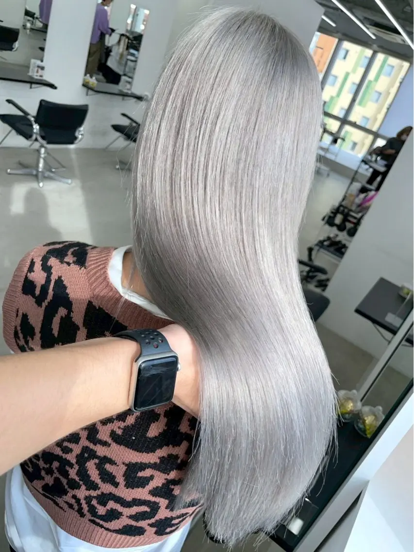 ロング カラー ブリーチ 透明感カラー ハイトーンカラー シルバー ヘアカラー 𝐀𝐦𝐢/東海市 /ギャル/ハイトーンのヘアスタイル