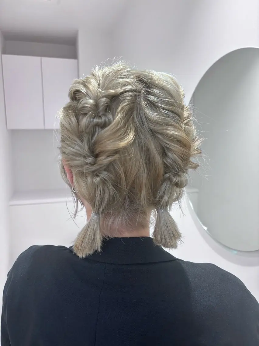 ヘアアレンジ 🧸柔らかベージュ/ 顔周りレイヤー/ミクのヘアスタイル