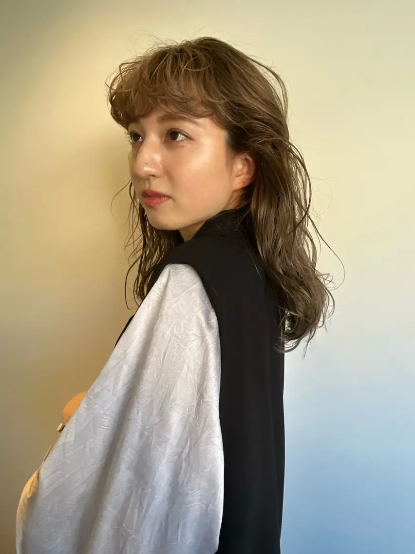 セミロング カラー ベージュカラー ブリーチ ケアブリーチ ダブルカラー ハイトーンカラー カット ヘアカラー トリートメント MIU/ルーツカラー 顔まわりレイヤーのヘアスタイル