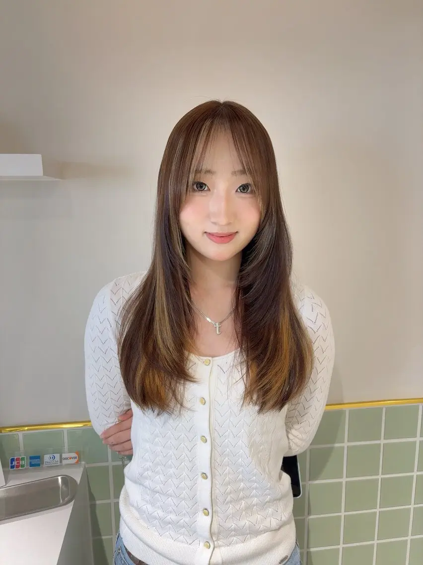 セミロング カラー ヘアアレンジ 透明感カラー 顔まわりレイヤー 韓国風ヘア レイヤーカット 小顔カット ヘアカラー トリートメント 指名1位・六三四🌻 まとまり続くレイヤーのヘアスタイル