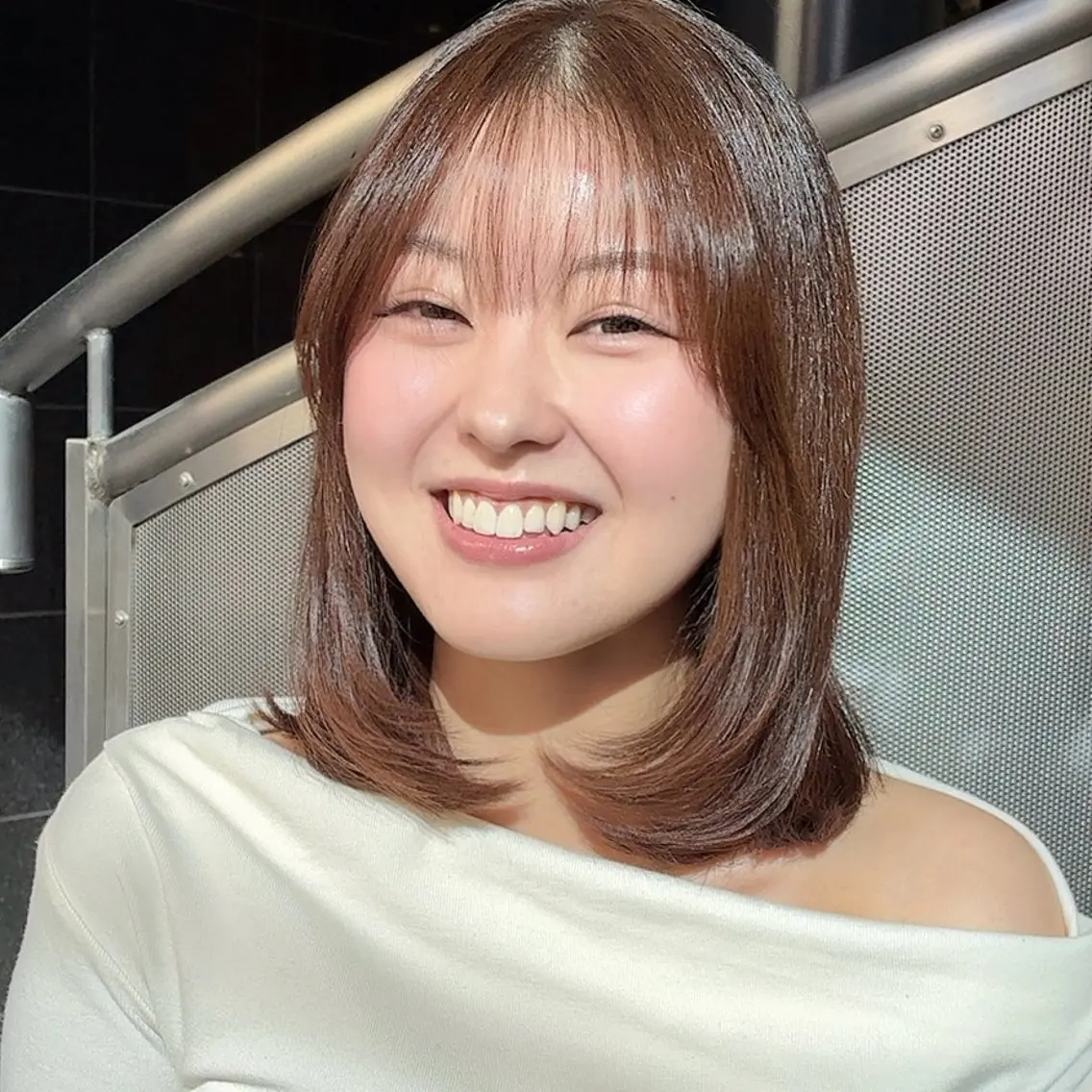 ミディアム レイヤーカット カット ヘアカラー calna 古賀 菜摘のヘアスタイル