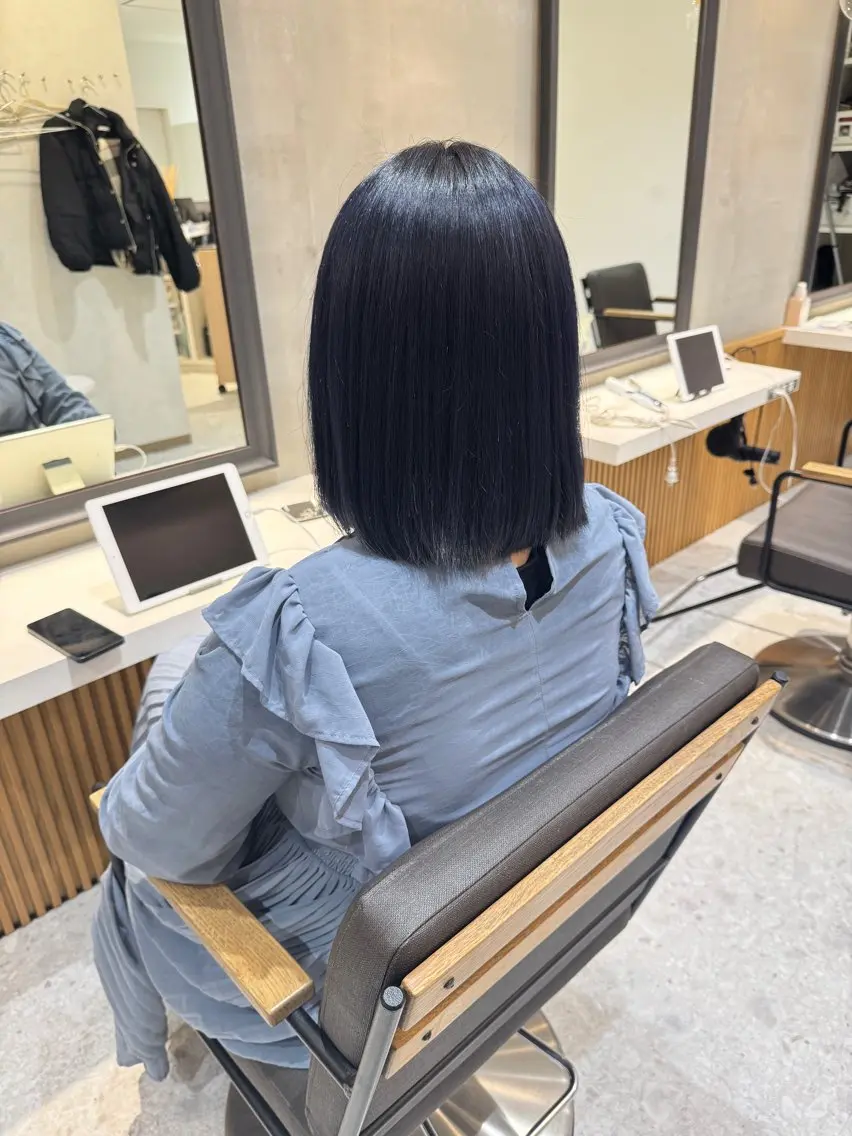 ミディアム カラー 黒髪 ブリーチ ブルーカラー ブルーブラック 透明感カラー ヘアセット/レイヤー 縮毛矯正/はるか🎀のヘアスタイル