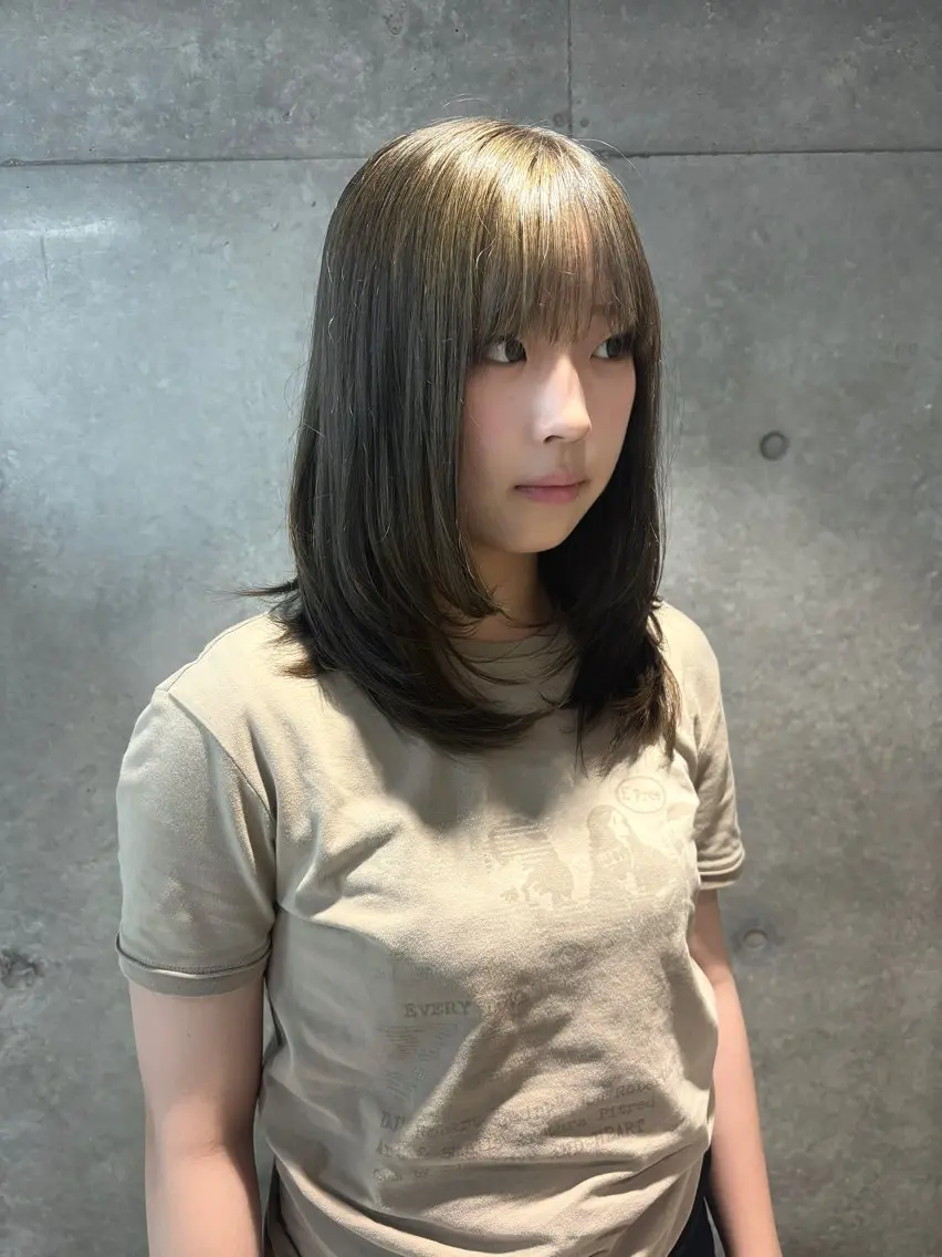 ミディアム カラー グレージュ オリーブグレージュ オリーブグレー カット ヘアカラー シンバヒナノ/パーマ レイヤー/髪質改善のヘアスタイル