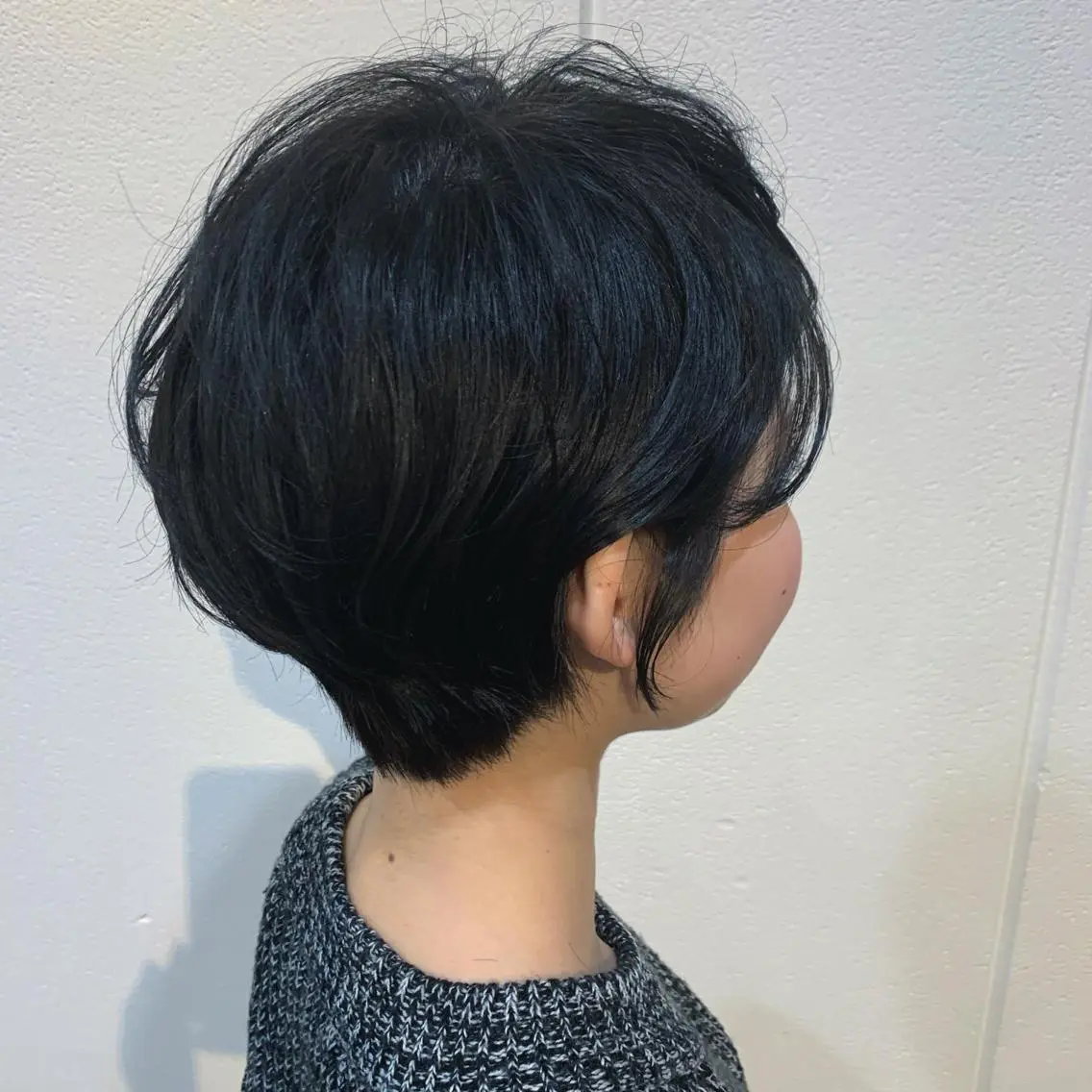 ショート カラー 黒髪 ブルーカラー ブルーブラック くびれヘア ショートヘア Lolonois梅田 /Okazaki:)のヘアスタイル