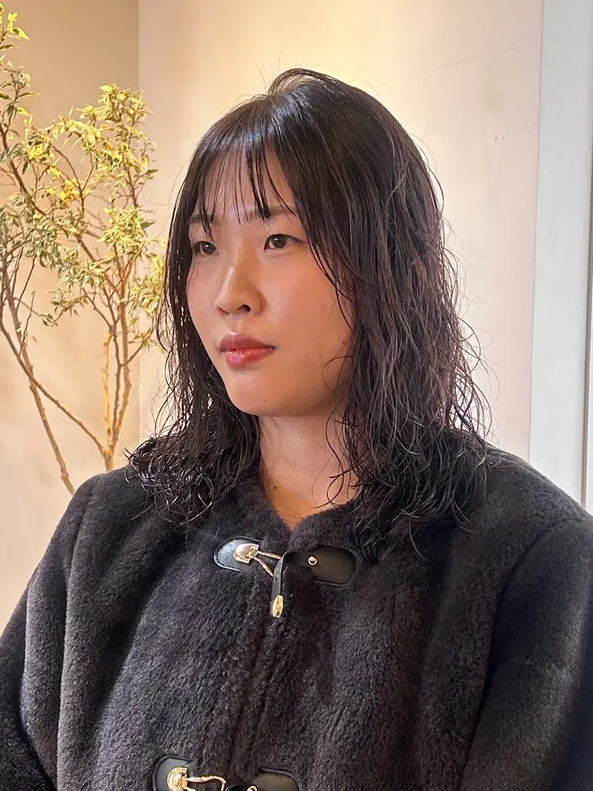 ミディアム カラー パーマ ミディアムパーマ カット ヘアカラー パーマ ナチュラル大人っぽい スタイル　MAORIのヘアスタイル
