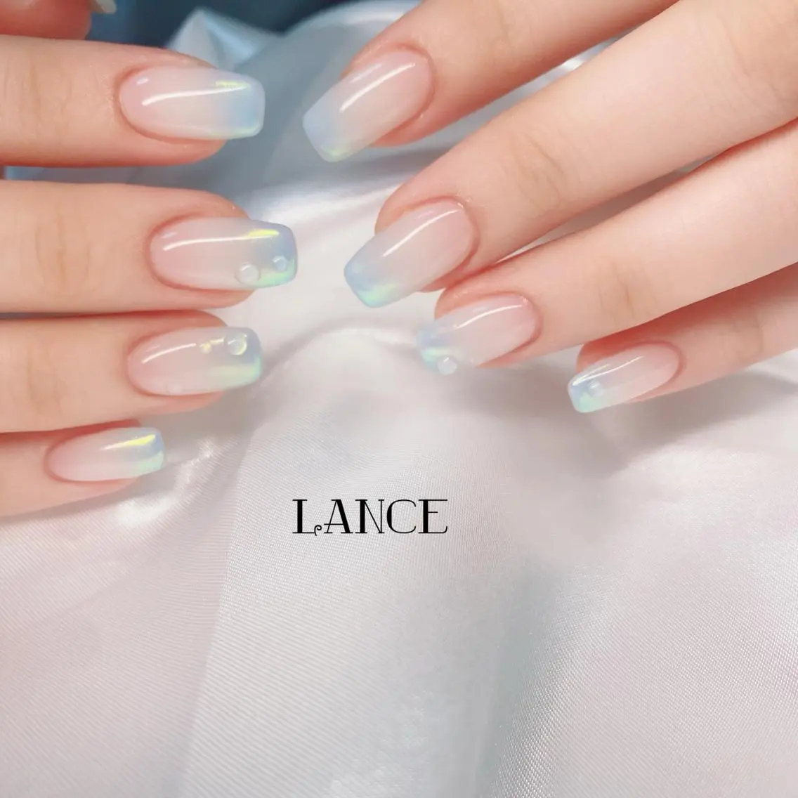 ミディアム ネイル オーロラネイル フレンチネイル グラデーション キラキラネイル シンプルネイル ハンドネイル Lance nailのネイルデザイン