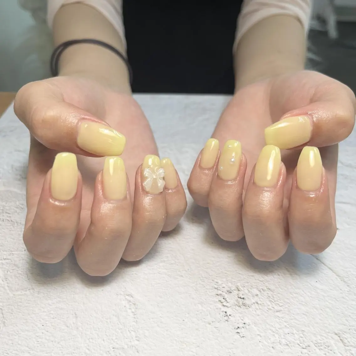 ネイル ワンカラーネイル リボン 黄色 ハンドネイル 🩵atelier- 01 優奈🩵のネイルデザイン