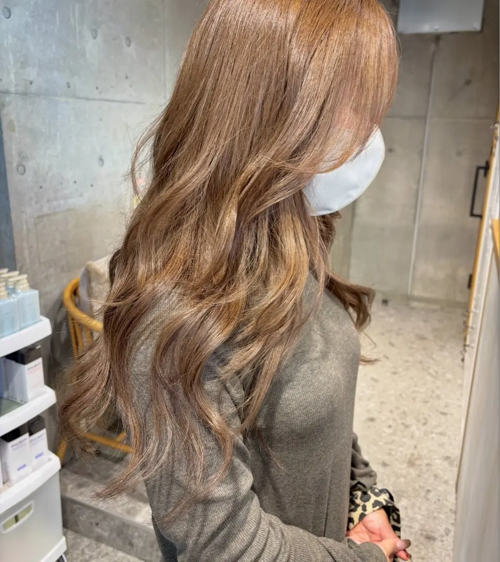 ロング カラー ベージュカラー ブリーチ ブリーチなしカラー カット ヘアカラー ブリーチカラーレイヤ ーカット🦋annaのヘアスタイル
