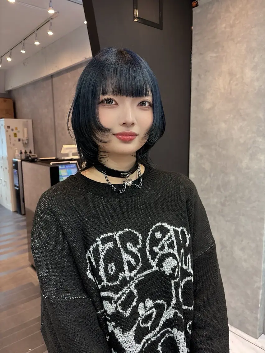 ミディアム カラー ブリーチ ネイビーカラー ウルフカット ヘアカラー _WHITE 天神店 YUMEKA🐻のヘアスタイル