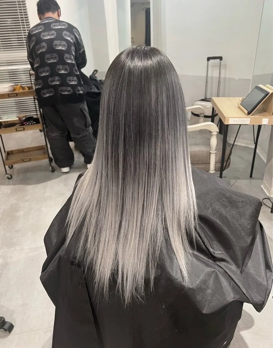 セミロング カラー バレイヤージュ シルバー ホワイトシルバー レイヤーカット 指名数No.1 /NAOYAのヘアスタイル