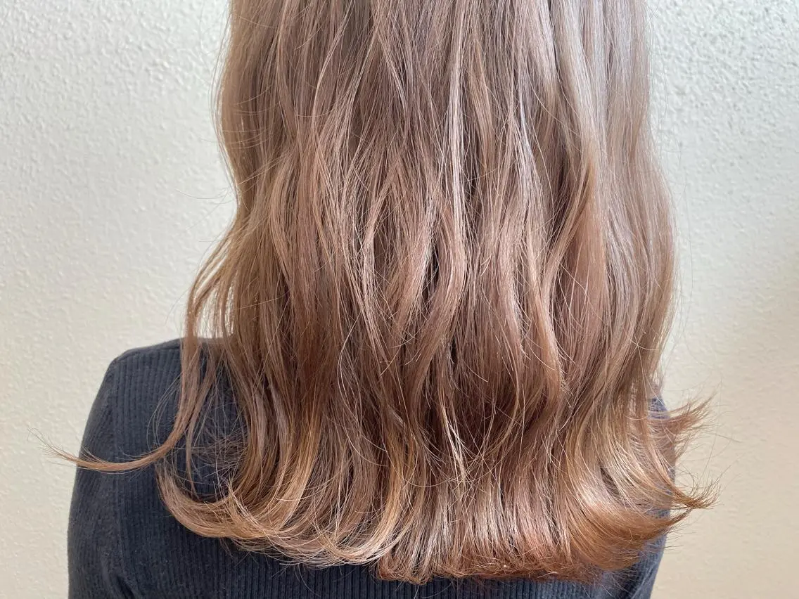 ミディアム カラー ベージュカラー ハイトーンカラー ハイトーンベージュ カット ヘアカラー トリートメント 半個室女性salon 🩰Natsumiのヘアスタイル