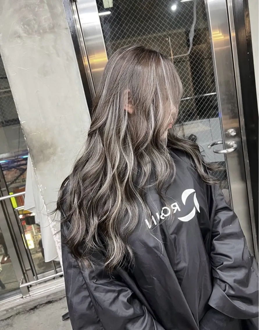 ロング カラー ダークグレー ダークグレージュ グレージュ ハイライトカラー ハイライト ヘアカラー トリートメント 指名数No.1 /NAOYAのヘアスタイル
