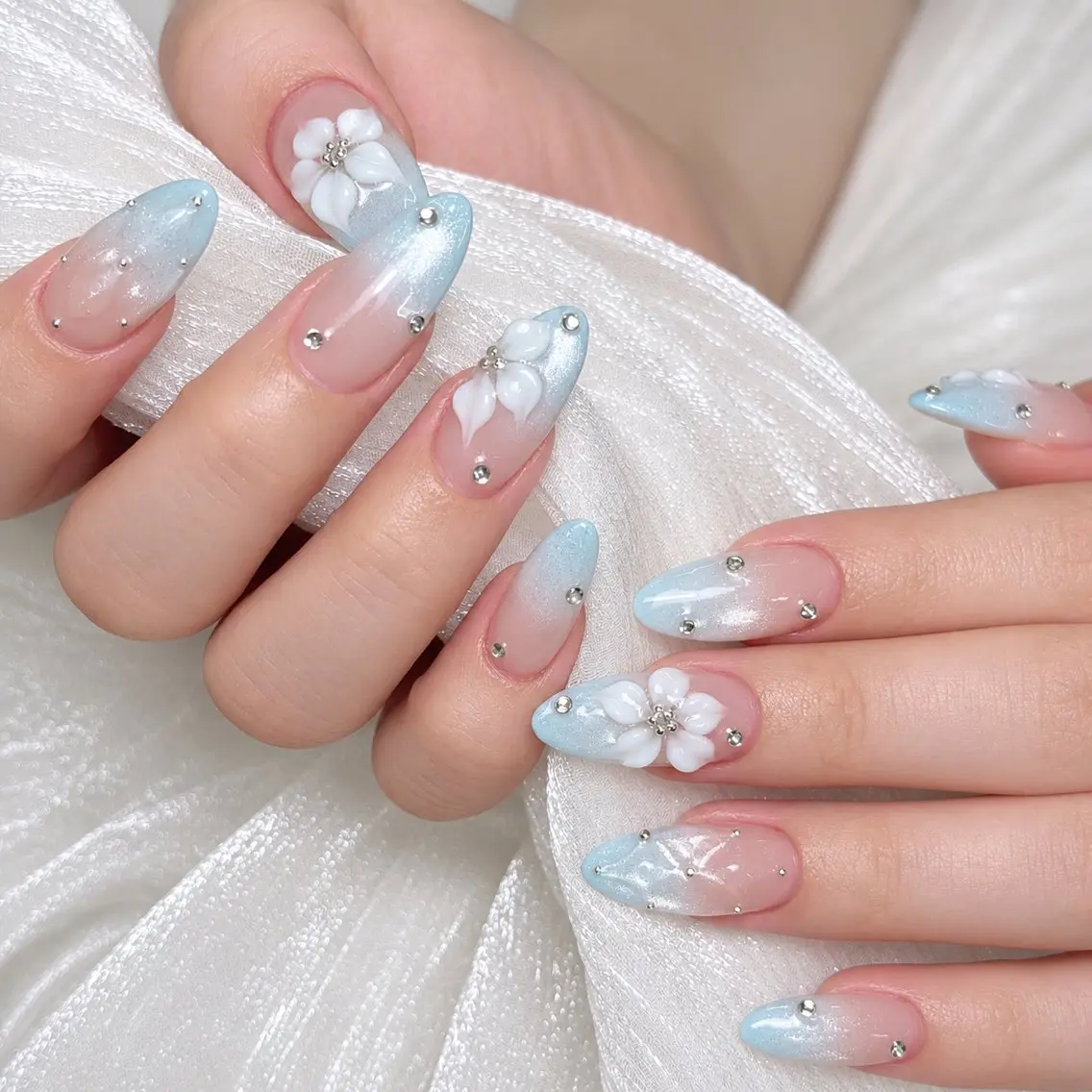 ネイル フラワーネイル ガーリー グラデーション キラキラネイル 韓国ネイル ハンドネイル Aura Nail Studioのネイルデザイン