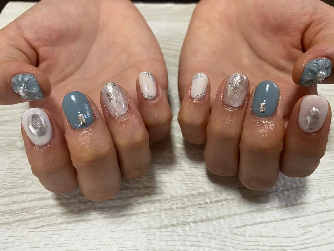ネイル ブルー フラワーネイル ニュアンスネイル ぷっくりネイル ハンドネイル Ulu  Nail 🌱MOMOKAのネイルデザイン