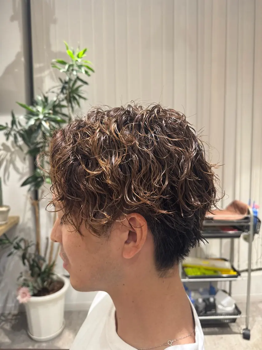 ミディアム パーマ メンズ ミディアムパーマ メンズパーマ 波巻きパーマ スパイラルパーマ EIGHT たまプラーザ三浦直輝のヘアスタイル