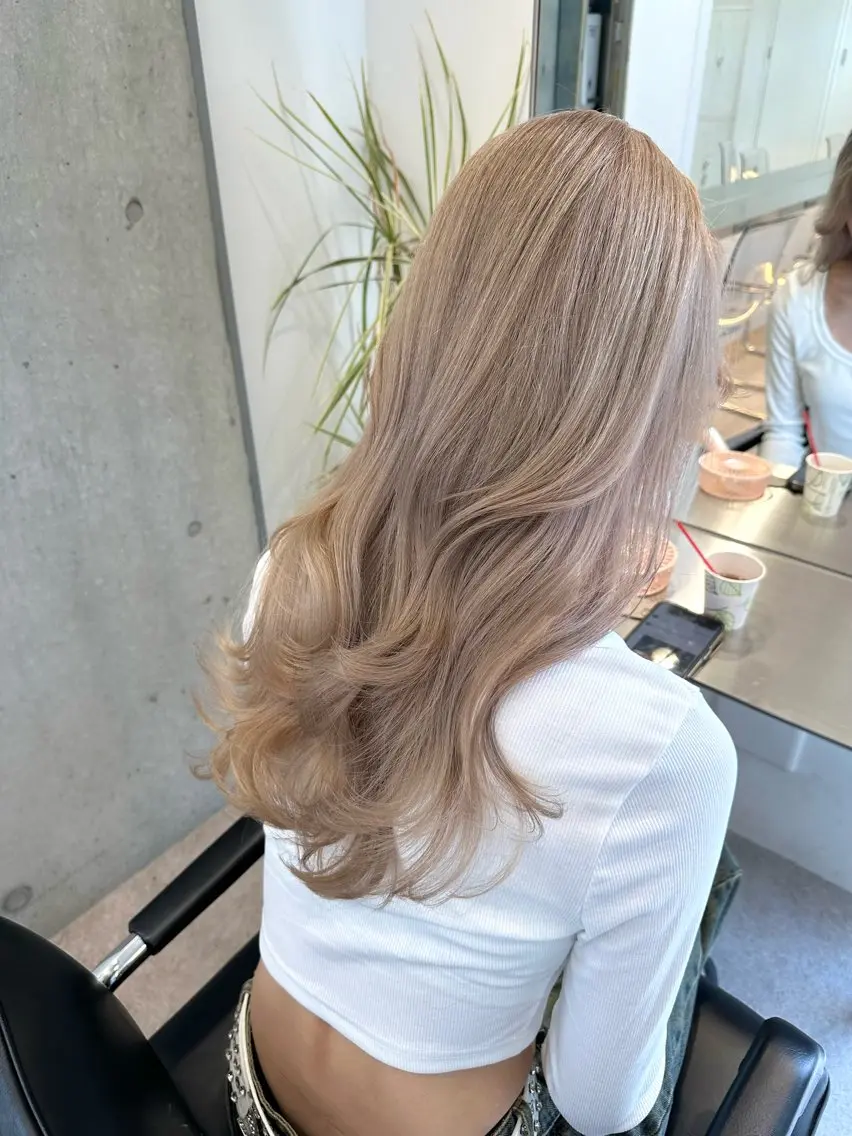 ロング ヘアカラー トリートメント ハイトーン💎 ホワイトベージュ坪谷のヘアスタイル
