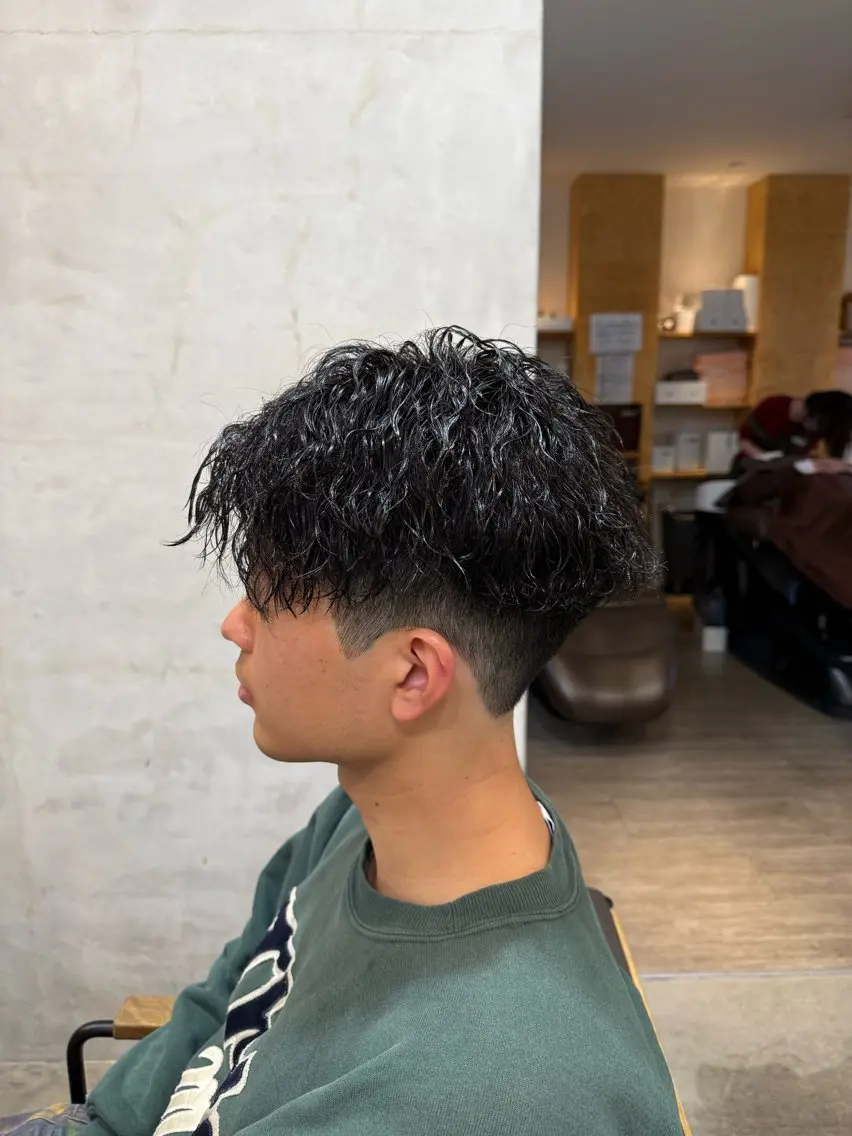 ショート パーマ メンズ センターパート メンズパーマ ツイストスパイラルパーマ 刈り上げ スパイラルパーマ 🔥KOSEI🔥 波巻き/ツイスパのヘアスタイル