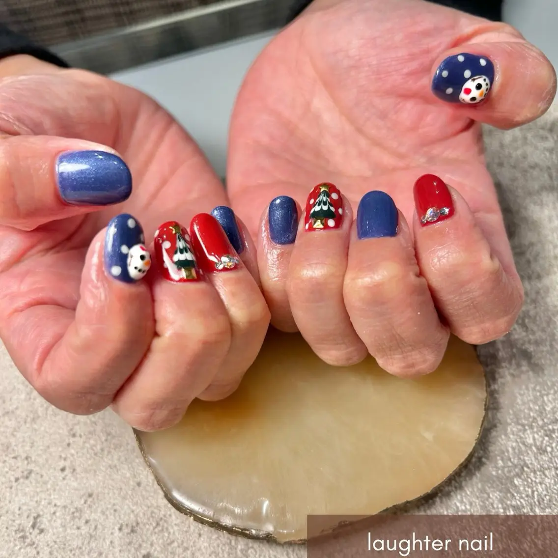 ネイル アートネイル ジェルネイル 赤色 冬ネイル クリスマス ハンドネイル laughter nailのネイルデザイン