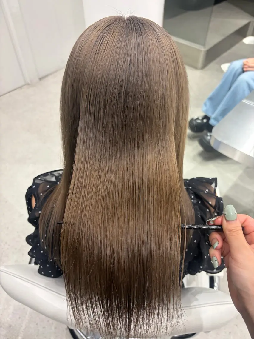 カラー グレージュ ミルクティーグレージュ カット ヘアカラー 吉田 百々花のヘアスタイル