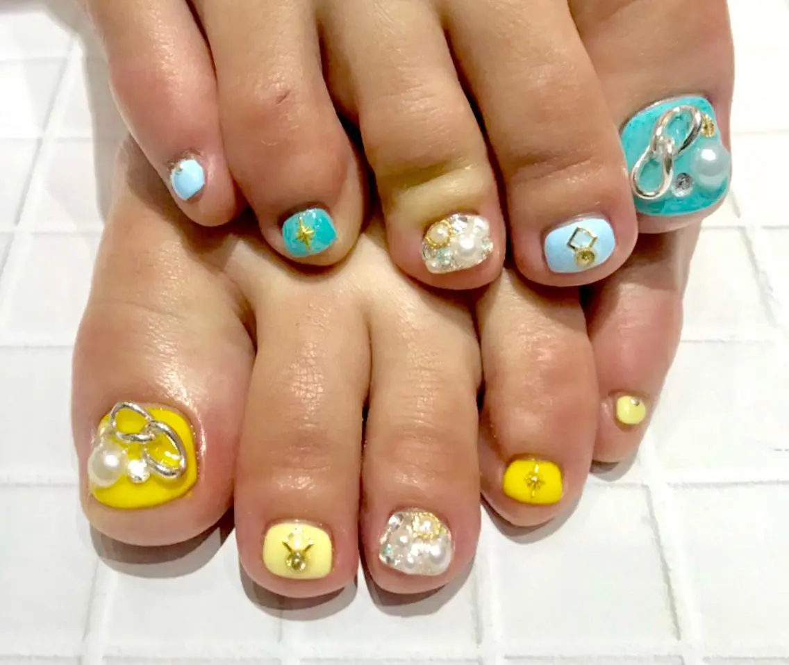 ネイル ストーンネイル フットネイル Lino+ ネイル&よもぎ蒸しのネイルデザイン
