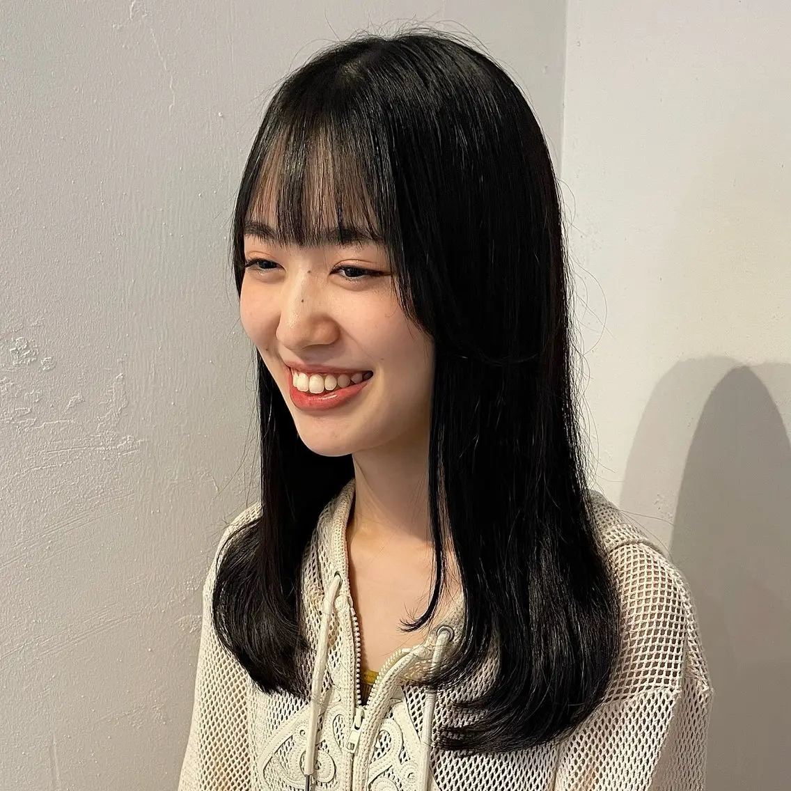 ロング レイヤーカット ローレイヤー mina / 透明感ベージュカラーのヘアスタイル