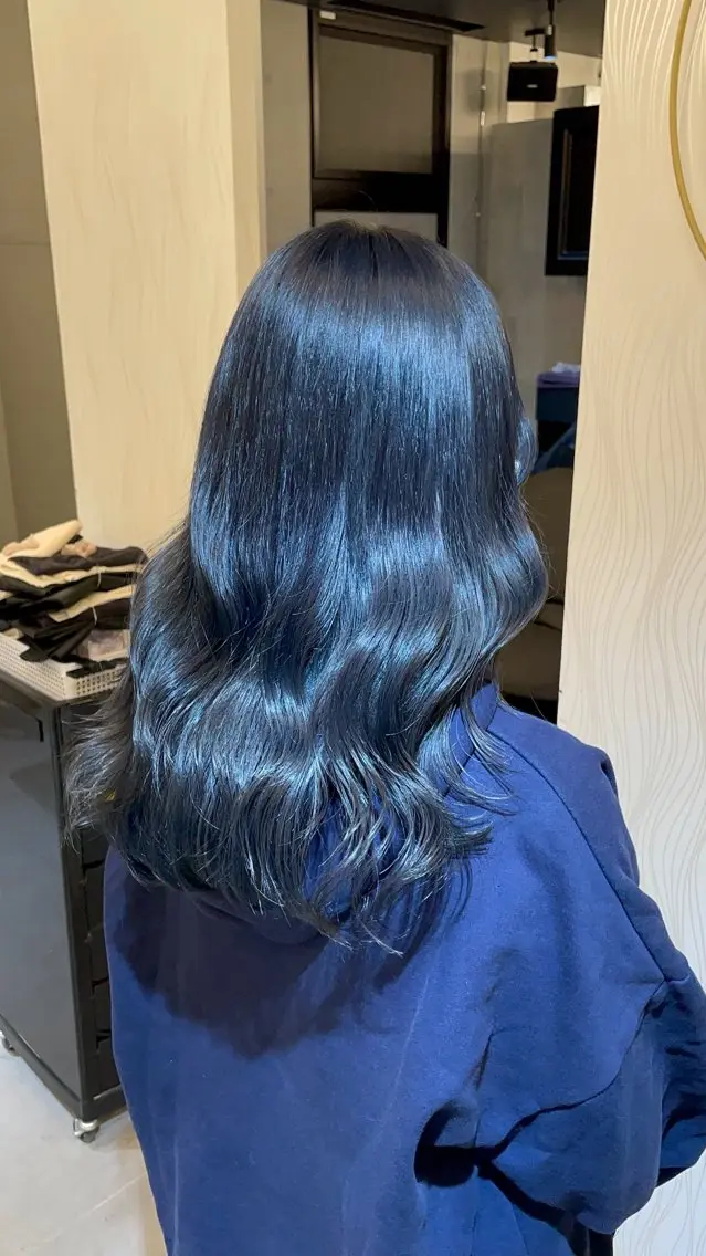 セミロング カラー 黒髪 ブリーチ ブルーカラー ブルーブラック カット ヘアカラー トリートメント 羽田翔大/ブリーチ/ レイヤー/店長のヘアスタイル