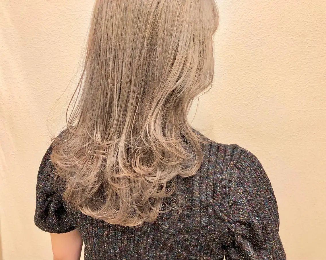 ロング カラー ベージュカラー ブリーチ フォギーベージュ 🌼こやま かおり🌼のヘアスタイル