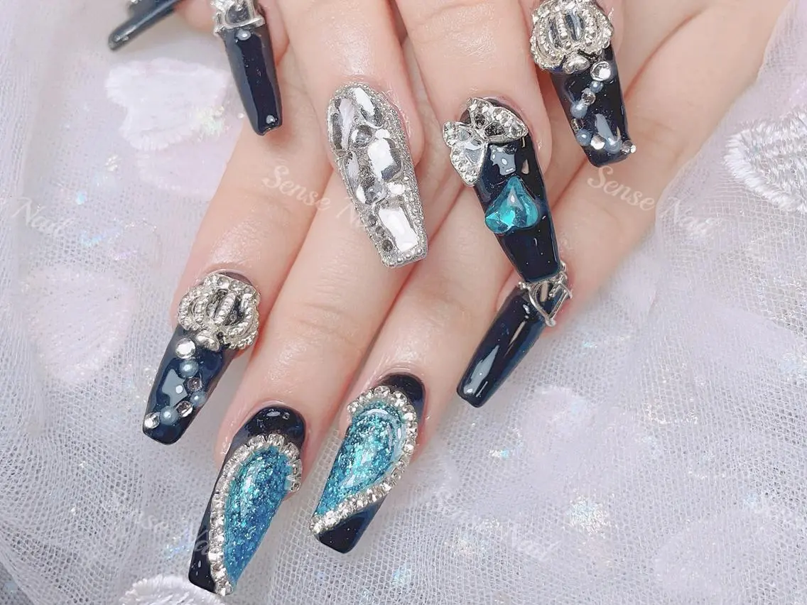 ネイル ハンドネイル ハンドケア Queening 🦋のネイルデザイン