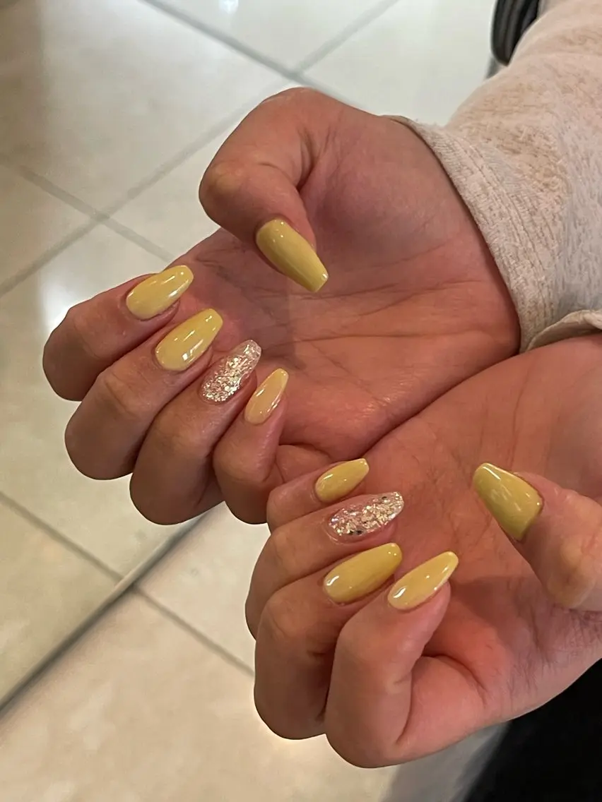 ネイル ラメ(グリッター) 黄色 MAXKELLY Asahiのネイルデザイン