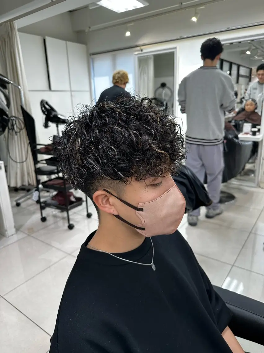 ショート カラー パーマ メンズ メンズハイライト スペインカール ハイライトカラー ハイライト カット ヘアカラー パーマ フェザーパーマ職人 🪶ryosukeのヘアスタイル