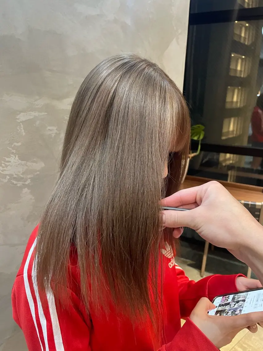ミディアム カラー ベージュカラー ブリーチ ミルクティーベージュ 新宿/レイヤー/ 透明感カラーしょうごのヘアスタイル