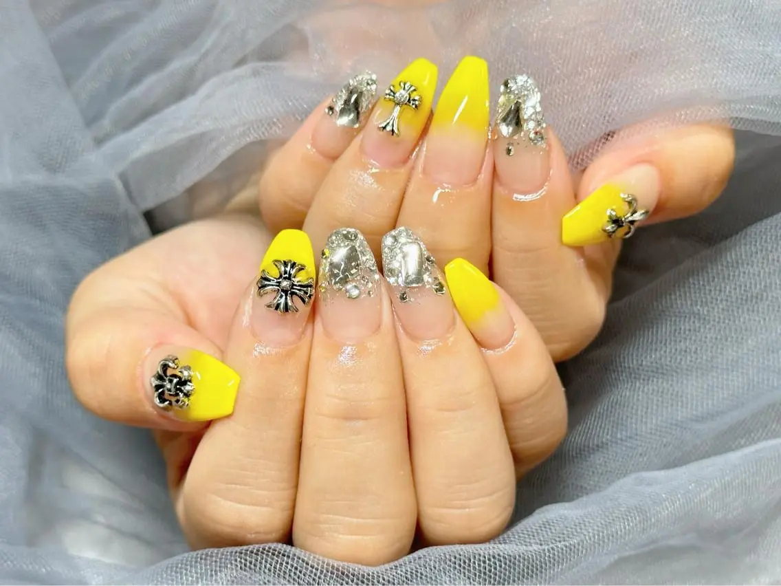 ネイル グラデーション ラメ(グリッター) シルバー 黄色 ハンドネイル Nail Salon KURELLYのネイルデザイン