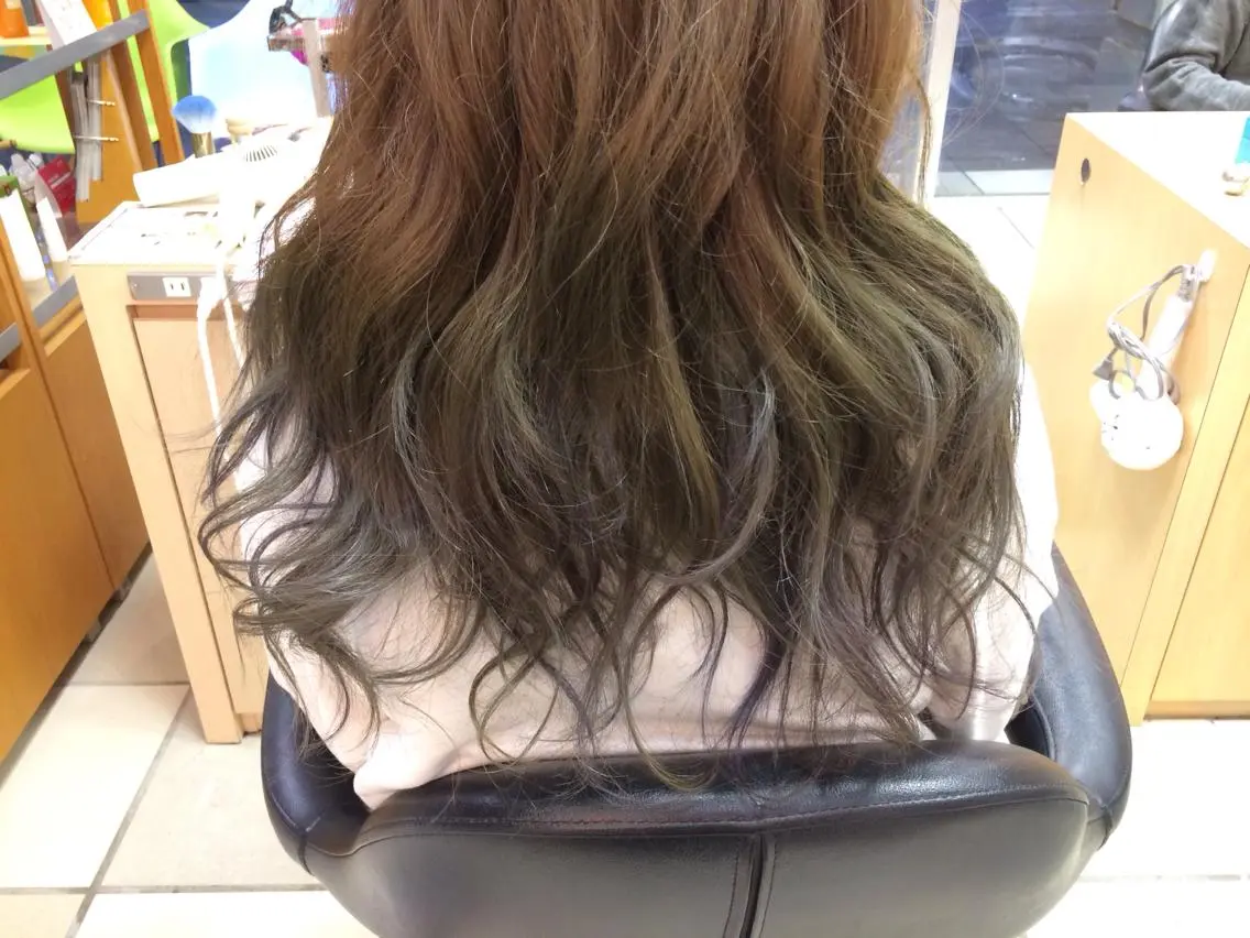 ロング カラー ブルーカラー グラデーションカラー にった みずきのヘアスタイル