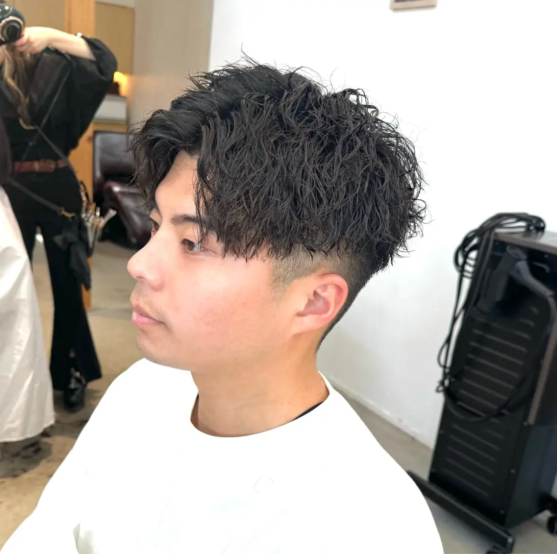 ショート パーマ メンズ センターパート フェードカット メンズパーマ ツイストスパイラルパーマ スパイラルパーマ 服部 雄輝のヘアスタイル