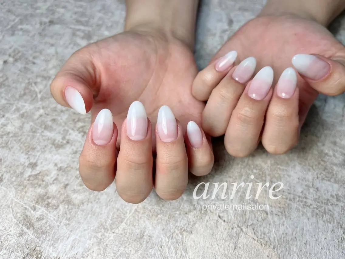 ネイル 長さ出し グラデーション シンプルネイル ホワイト nailsalon anrireのネイルデザイン