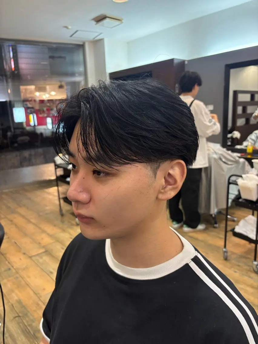 ショート メンズ センターパート 行方 晴貴のヘアスタイル