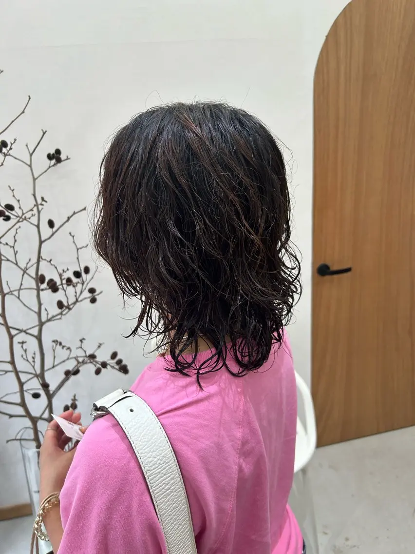 ミディアム ミディアムパーマ ウルフカット なつめ🐶ショート ベージュカラーのヘアスタイル