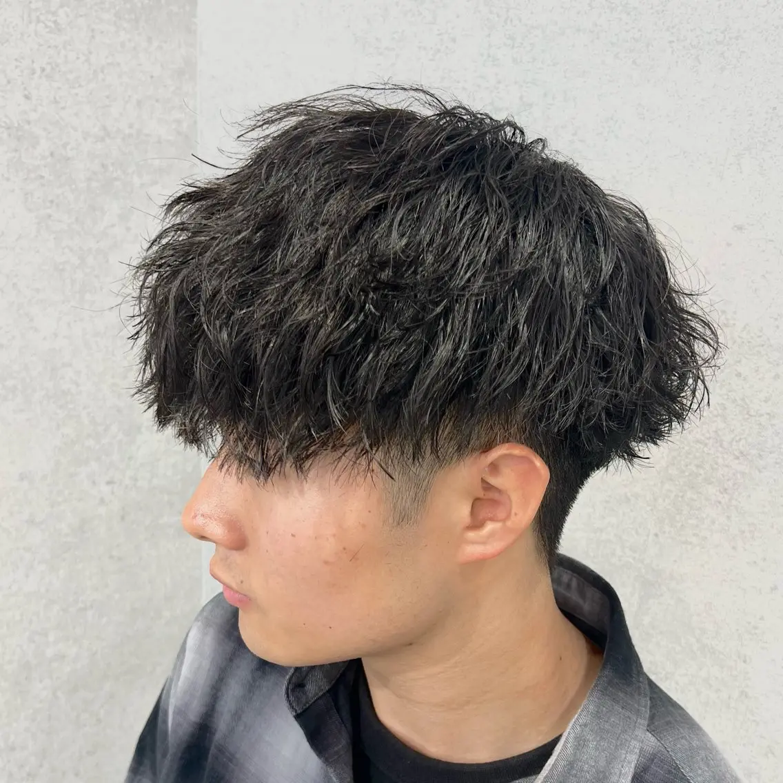 ショート カラー パーマ ヘアアレンジ メンズ センターパート メンズハイライト メンズメッシュ マッシュ メンズパーマ 仕上がり満足度No. 1🔥BLUCK🔥のヘアスタイル