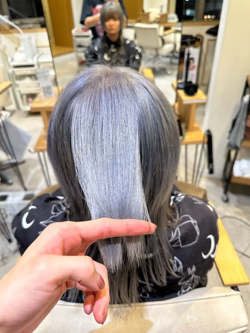 ミディアム カラー ブリーチ ケアブリーチ ケアカラー ハイトーンカラー シルバー 大阪ウルフカット ハッシュカットのヘアスタイル