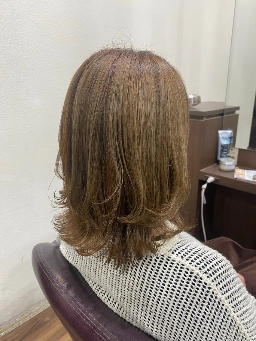 ミディアム カラー ベージュカラー 透明感カラー ハイトーンカラー ハイトーンベージュ レイヤーカット 仲井 充のヘアスタイル