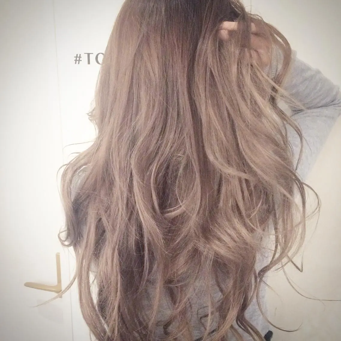 ロング ホワイト&レイヤーカ ットエクステ長畠俊輔のヘアスタイル