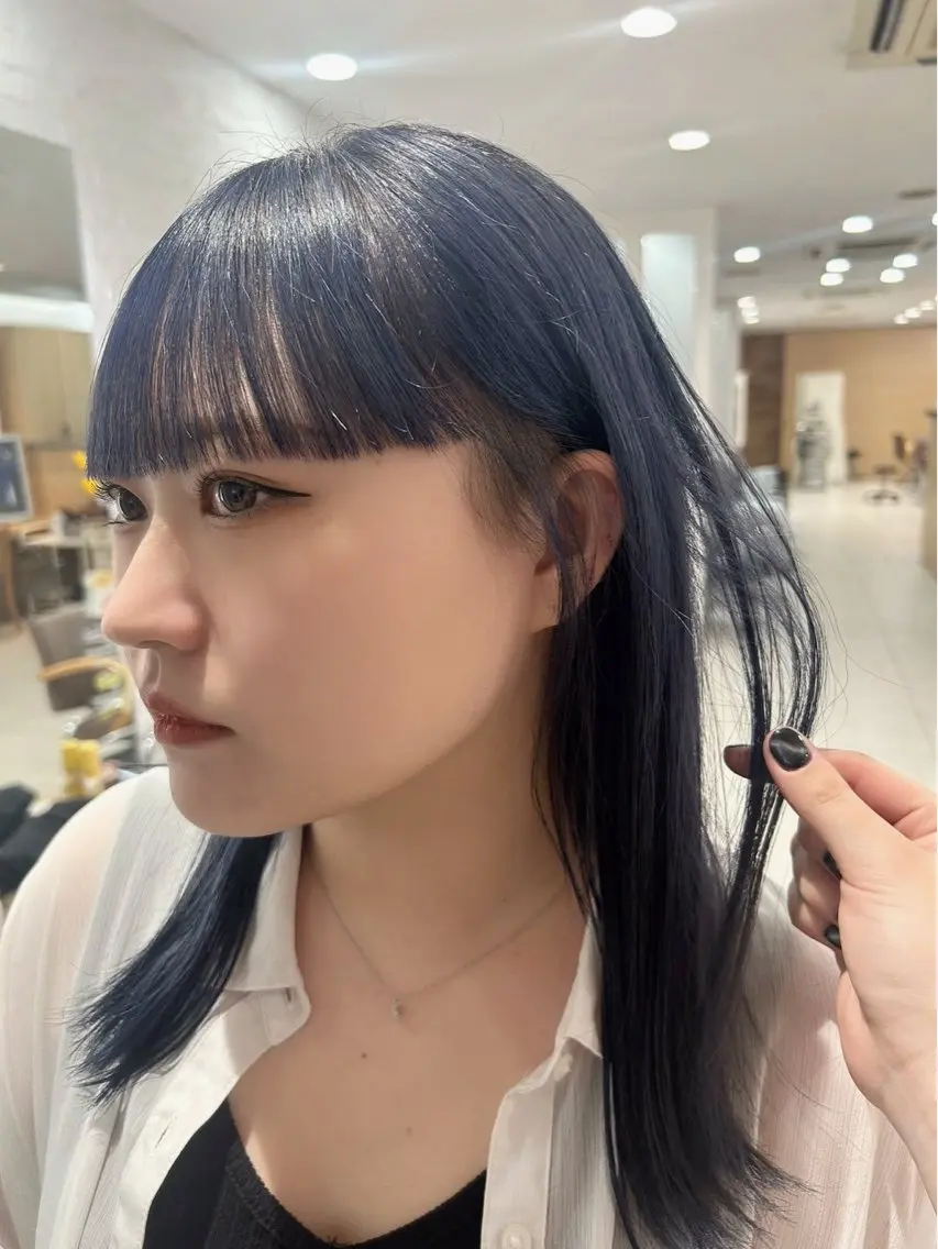 セミロング カラー 黒髪 ブルーカラー ブルーブラック 貴島 由捺のヘアスタイル