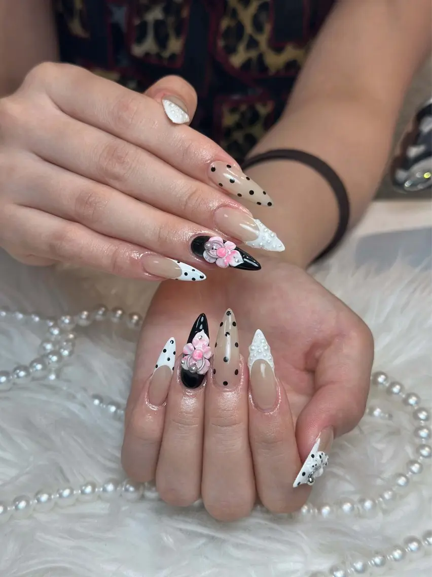 ネイル チークネイル ドット フレンチネイル グラデーション ハート ハンドネイル Julli NailStudioのネイルデザイン