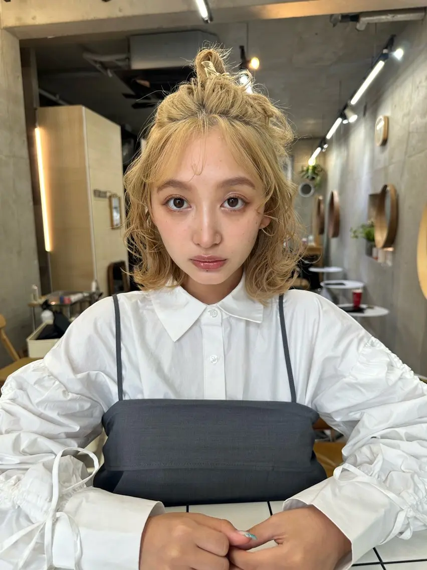 ショート カラー ヘアアレンジ ハーフアップ ベージュカラー ブリーチ ブラウンカラー ケアブリーチ ヘアセット カットモデル募集中 ／HARUKA🎀のヘアスタイル