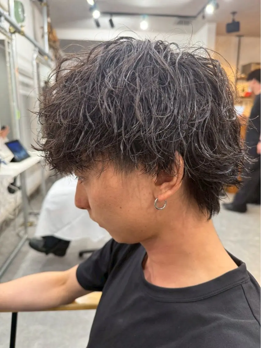 ショート パーマ メンズ センターパート フェードカット マッシュ メンズパーマ スペインカール 宮下 遼太のヘアスタイル