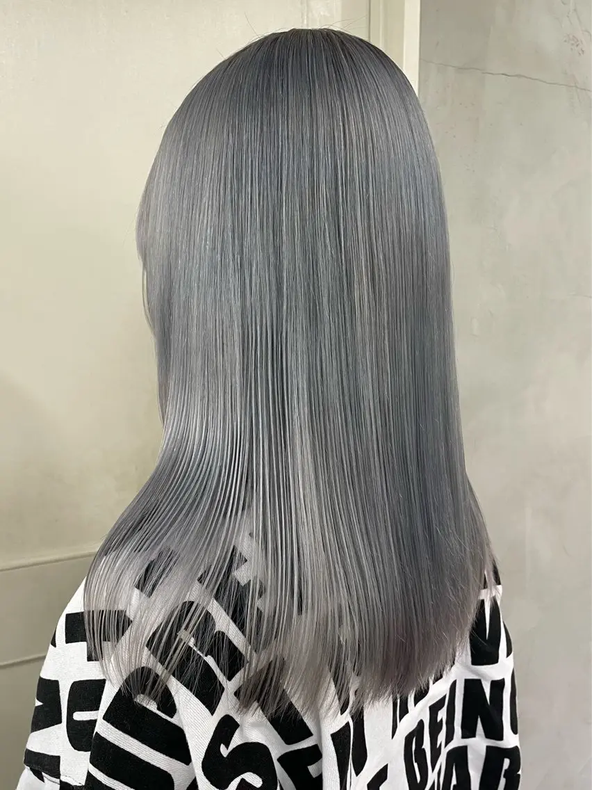 セミロング カラー ブリーチ ケアブリーチ ダブルカラー ハイトーンカラー シルバー カット ヘアカラー RorriM natsuのヘアスタイル