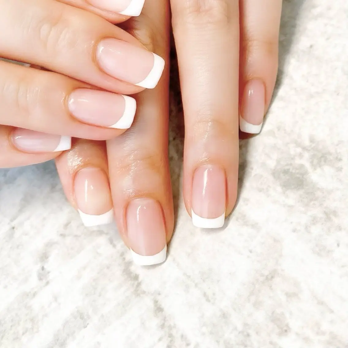 ネイル フレンチネイル オフィスネイル シンプルネイル ホワイト Aoi💅🏻 表参道のネイルデザイン