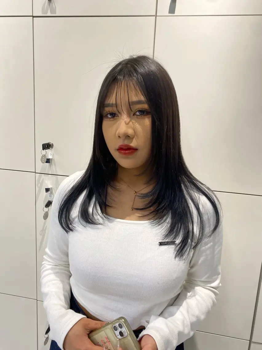 ロング カラー レイヤーカット 飯ヶ谷 成海のヘアスタイル
