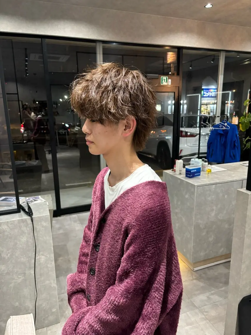 ショート カラー メンズ メンズハイトーン マッシュウルフ マッシュ メンズパーマ 刈り上げ 長谷川 湧のヘアスタイル