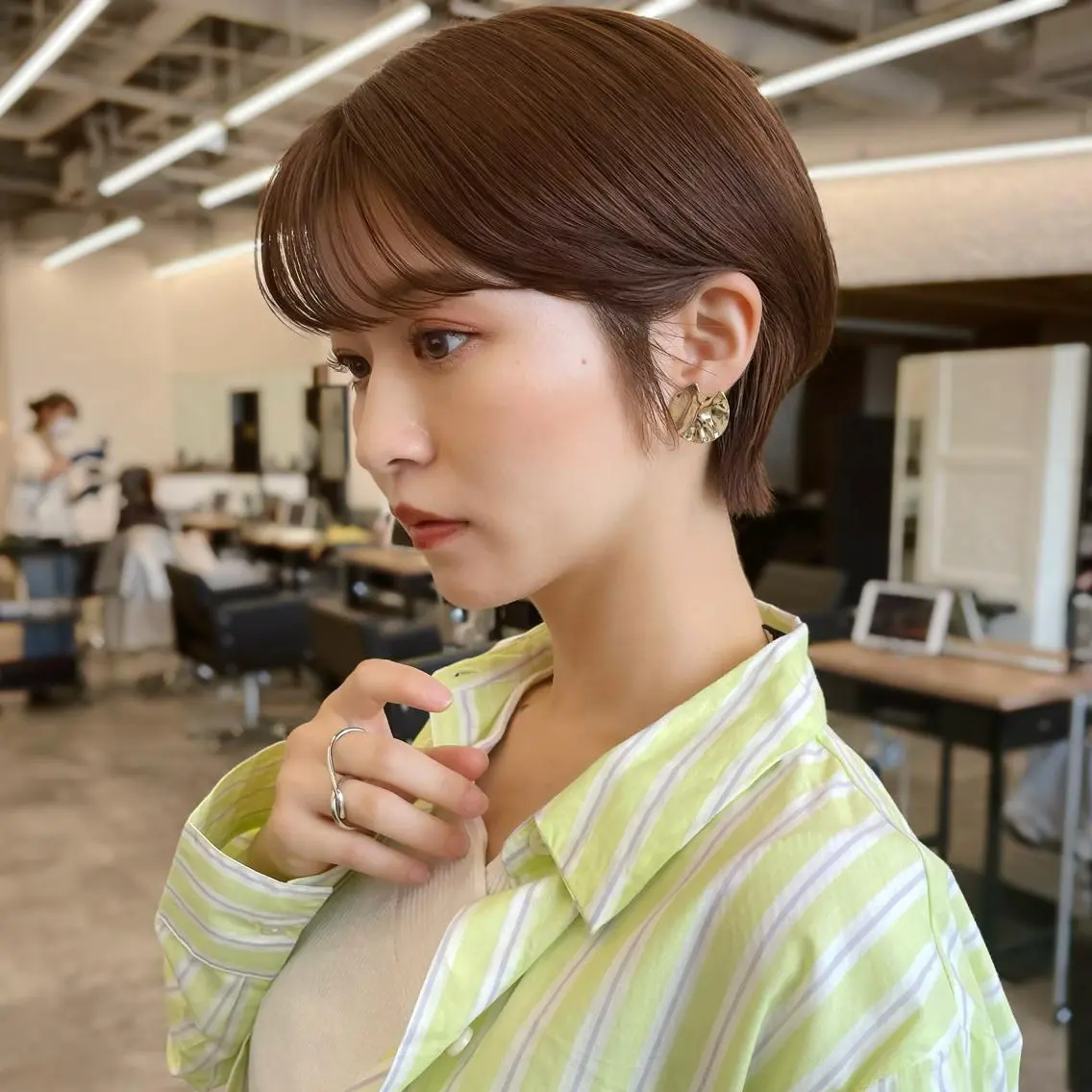ショート カラー ブラウンカラー ココアブラウン ショートヘア レイヤーカット/透 明感カラー/西田祐賀のヘアスタイル